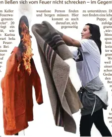  ??  ?? Beherzt eilt diese Schülerin einer brennenden „Person“zu Hilfe. Sie erstickt das Feuer mit einer Decke.