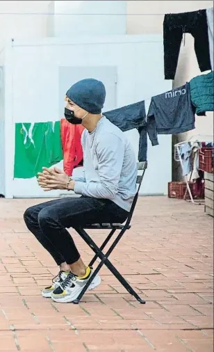  ?? MANÉ ESPINOSA ?? LA BAC station Gràcia Cuenta con una terraza en la
que los jóvenes cuidan las plantas y practican deporte