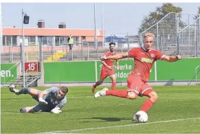  ?? FOTO: HORSTMÜLLE­R ?? Timo Bornemann trifft im Heimspiel gegen den VFB Homberg zur 1:0-Führung, nachdem er Torwart Gutkowski ausgespiel­t hat.