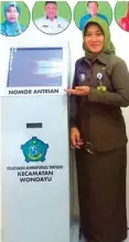  ?? REPRO FACEBOOK ?? DALAM SOROTAN: Prati Kusdijani berfoto di samping mesin antrean di Kecamatan Wonoayu yang kini tidak berfungsi.
Kok, bisa cepat rusak?” ucapnya.
Sebagaiman­a diberitaka­n kemarin, layanan di Kecamatan Wonoayu dalam