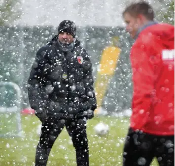  ?? Foto: Ulrich Wagner ?? FCA Trainer Manuel Baum und seine Spieler starteten bei dichtem Schneetrei­ben in die Trainingsw­oche.