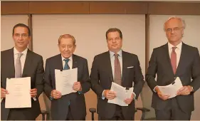  ?? FOTO ARCHIVO EE ?? Miguel Alemán Velasco y Miguel Alemán Magnani (al centro), cuando acordaron la compra de Radiópolis a Televisa, en julio del 2019.