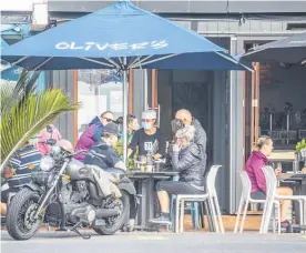  ?? Photo / Michael Craig ?? Business revs up a bit as customers ask for some more at Orewa cafe Oliver’s.