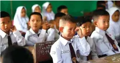  ?? QODRAT/RADAR BANTEN/JPG ?? MASIH ADAPTASI: Seorang siswa menangis pada hari pertama masuk sekolah di SDN Drangon 1, Taktakan, Kota Serang, Banten, kemarin (16/7).