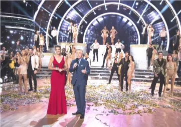  ??  ?? Tom Bergeron and Erin Andrews, along with the Season 27 cast of ‘Dancing With the Stars’. — Courtesy of ABC