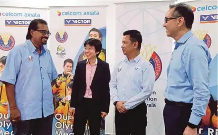  ?? PIC BY LUQMAN HAKIM ZUBIR ?? BAM president Datuk Seri Mohamad Norza Zakaria (third from left), BAM honorary secretary Datuk Ng Chin Chai (right) and acting head of the Malaysian Badminton Academy Dr Suresh Kumar (left) with the newly appointed BAM general manager Michelle Chai Han...