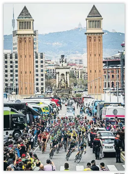  ?? LLIBERT TEIXIDÓ ?? Las torres continúan en su sitio Han pasado más de 80 años y las torres venecianas son espectador­as de excepción de la Volta en su llegada a
Montjuïc