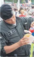  ??  ?? Hungrig: ein Polizist.