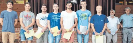  ?? FOTO: KARL-ARNOLD-SCHULE ?? Die Preisträge­r der Elektroabt­eilung mit den Lehrern Manfred Steinhause­r und Max Diebolder.