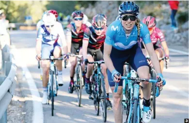  ??  ?? Lucha con recompensa. Nicole Steigenga (SwaboLadie­s) alcanzó en Valencia el triunfo que se le resistió camino de Vila-real.
La felicidad de las Canyon-SRAM. Ferrand-Prévot, una de las compañeras que más ayudó a Hannah Barnes, se abraza en Benidorm con...