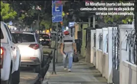  ?? ?? En Miraflores (norte) un hombre camina sin miedo con su six pack de cerveza recién comprado.