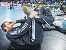  ?? FOTO: DPA ?? Handball-Nationalto­rhüter Andreas Wolff beim Dehnen.