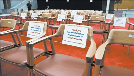  ?? DOUG MILLS/THE NEW YORK TIMES ?? Chairs at CaseWester­n Reserve University in Cleveland are marked to create social distancing for the audience Tuesday at the presidenti­al debate.