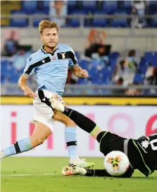  ?? GETTY ?? Ciro Immobile batte di sinistro Cragno in uscita per il 2-1