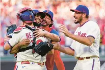  ?? ?? The Phillies celebrate after beating the Braves.