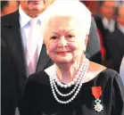  ?? (Philippe Wojazer/Reuters) ?? DE HAVILLAND is awarded with the Legion d’honneur at the Elysee Palace, in 2010.