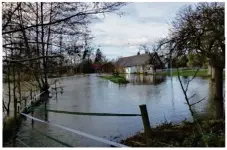  ??  ?? En raison des fortes précipitat­ions de la semaine dernière, la Béhune a débordé à certains endroits.