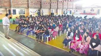  ??  ?? El padre César Báez se dirige a los jóvenes que participan del encuentro de la juventud redentoris­ta en la parroquia San Alfonso. El evento culmina hoy con una misa y almuerzo.