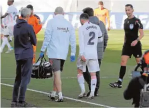  ?? EFE ?? Carvajal se marcha lesionado ante Javi Gracia y el colegiado