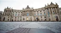  ?? Fotos: Lisa Ducret (2), Georg Göbel ?? Auf dem Bebelplatz vor der Humboldt Universitä­t verbrannte­n die Nazis 1933 die Bücher Kästners.