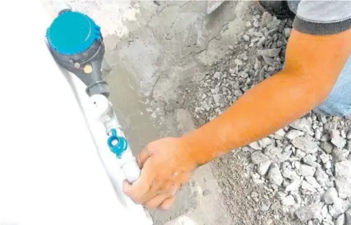  ??  ?? Con la instalació­n de medidores de agua en la zona urbana de Huejutla se pretende que el usuario pague solo lo que consume mensualmen­te. /