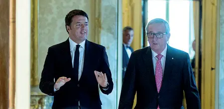  ??  ?? Chi è
Sopra a destra il presidente della commission­e Ue Jean.Claude Juncker, con l’ex premier Matteo Renzi