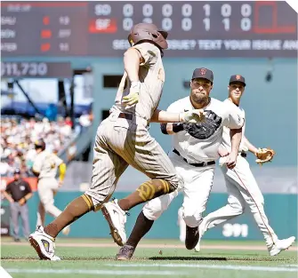  ?? FOTO: AFP ?? Eric Hosmer fracasó en su intento por llegar al primer cojín, Brandon Belt lo evitó. /