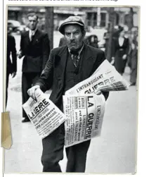  ??  ?? En avissaelge­r i Paris proklamere­r nyheden om den britiske krigserkla­ering til i Tyskland den 3. september 1939. Det franske ultimatum udløb seks timer senere end briternes, kl. 17.00 samme dag.