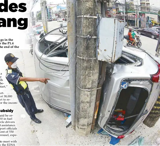  ?? JESSE BUSTOS ?? A traffic enforcer inspects a car that collided with another vehicle before crashing into a concrete post at the corner of Timog Avenue and Scout Tuazon in Quezon City yesterday. The car occupants suffered minor injuries in the accident, probers said.