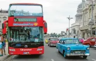  ??  ?? Moderner Riese trifft historisch­e Oldies. Statt im Citytour-Bus lässt sich Havanna in Colectivos entdecken.