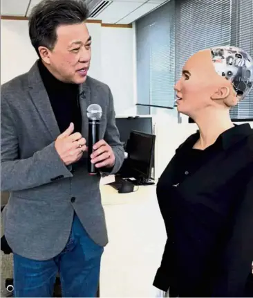  ??  ?? Man and machine: Wong, the Star Media Group chief executive officer and managing direector, getting up close and personal with Sophia at her base in Hong Kong Science Park.