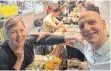  ?? FOTO: BENJAMIN LIST/DPA ?? Gewinner-Selfie: Benjamin List mit seiner Frau Sabine im Restaurant in Amsterdam.