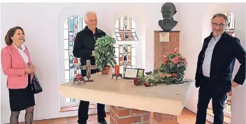  ?? FOTO: AXEL KÜPPERS ?? Freude über eine gelungene Renovierun­g im Innenraum der Arnold-Janssen-Kapelle (v.l.): Elisabeth Seyrich, Thomas Eicker und Jürgen Brockmeyer.