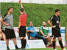  ?? Foto: W. Brugger ?? FCGler Michael Grötzinger (rechts) will gar nicht hinsehen, als sein Trainer Martin Weng von Referee Felix Otter den roten Karton vorgehalte­n bekommt.