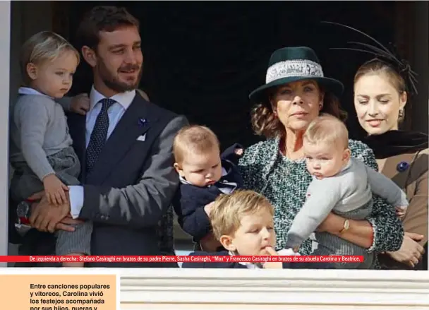  ??  ?? De izquierda a derecha: Stefano Casiraghi en brazos de su padre Pierre, Sasha Casiraghi, “Max” y Francesco Casiraghi en brazos de su abuela Carolina y Beatrice.