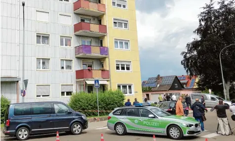  ?? Foto: Catherine Simon/dpa ?? Im dritten Stock dieses Mehrfamili­enhauses in Gunzenhaus­en spielte sich am Dienstagmo­rgen ein Familiendr­ama ab. Der 31 jährige Familienva­ter steht unter dringendem Verdacht, seine Frau und die drei Kinder ermordet zu haben.