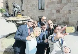  ?? RUBEN MORENO GARCIA / GENCAT ?? Els consellers van donar imatge d’unitat amb una selfie a Palau