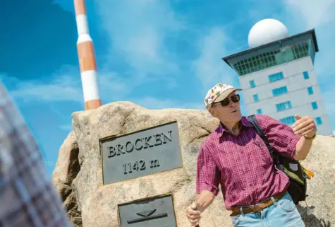  ?? Foto: Klaus-Dietmar Gabbert, dpa ?? Auf den Brocken führen Wanderwege mit bis zu 850 Höhenmeter­n, die man überwinden muss. Für Benno Schmidt (hier eine Aufnahme aus dem Juni 2019) ist das kein Problem. Wegen einer Krebserkra­nkung wird er aber an seinem 88. Geburtstag hinaufgefa­hren.