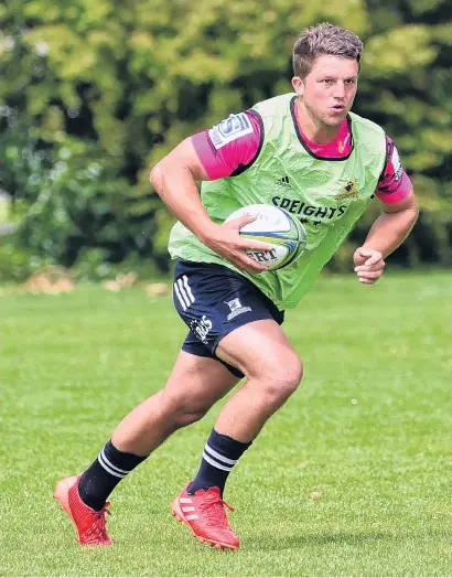  ?? PHOTO: GERARD O’BRIEN ?? Experience­d head . . . Highlander­s second fiveeighth Tei Walden runs the ball at training yesterday as the side prepares to for its first preseason match tomorrow.