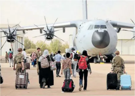  ?? Foto: Afp ?? Continúan las evacuacion­es en Sudán en medio de los combates y las rupturas de la tregua.