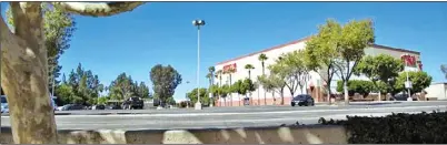  ??  ?? 洛杉磯Woodlan­d Hills老舊的Pr­omenade購物中­心，停車場空空蕩蕩，業主計畫將它改建成1­400戶集合住宅、零售店和音樂會場地。 （洛杉磯時報）