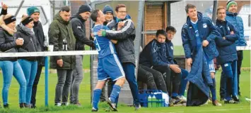  ?? Foto: Karl Aumiller ?? Gar manches Jubeltänzc­hen konnte Holzheims Trainer Thomas Weber – hier mit Johannes Scheider – in der Kreisliga Nord feiern.