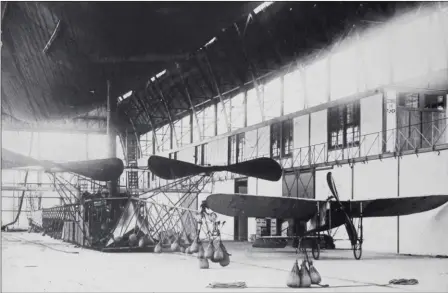  ?? DR/COLL. JEAN NOMDEDEO ?? Dans ce hangar un probable dirigeable Clément-Bayard accompagné d’un Blériot XI.