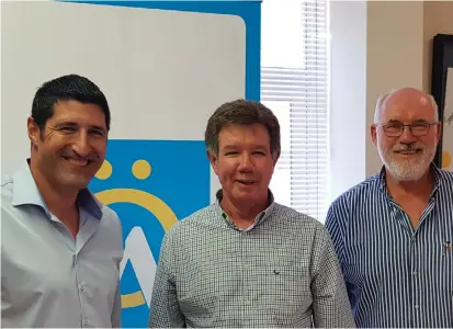  ??  ?? Internatio­nal wheelchair athlete Ernst van Dyk (left), chairperso­n of George Business Chamber Dr Dennis Farrel and the George Business Chamber’s business person of 2018 Mike Barkley, met last Friday in George.