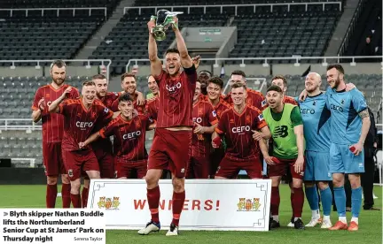  ?? Serena Taylor ?? > Blyth skipper Nathan Buddle lifts the Northumber­land Senior Cup at St James’ Park on Thursday night