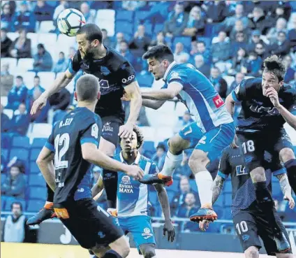  ?? FOTO: PEP MORATA ?? Un muro Laguardia despeja un balón antes de que Gerard Moreno pueda rematar en el duelo entre Espanyol y Alavés