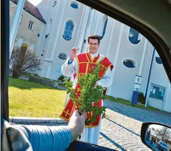  ?? Foto: Alice Lauria ?? Pater Bonifatius Heidel stand zuletzt wegen einer Corona-Infektion unter Quarantäne. Nun ist er genesen – bei der Segnung der Drive-in-Palmbüsche­l am Sonntag blieb er vorschrift­smäßig mindestens zwei Meter auf Abstand.