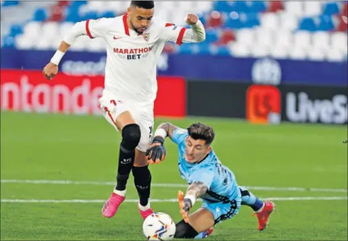  ??  ?? Youssef En Nesyri regatea a Cárdenas en la acción del gol del triunfo del Sevilla.