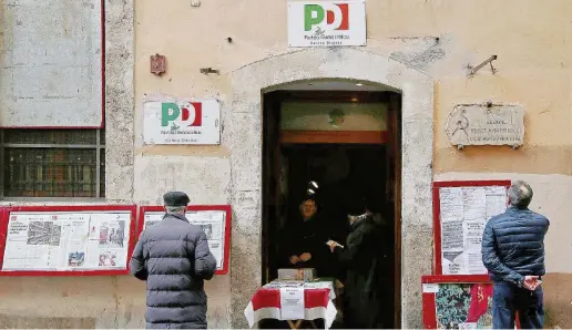  ?? Ansa ?? Le sezioni di una volta La storica sede del Pci-PdsDs-Pd di via dei Giubbonari a Roma. A lato, Marco Revelli