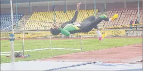  ?? Name 100m males Team Time (sec) (Pic: Nimrod Hlophe). ?? RESULTS: (L) Waterford’s Siyabonga Masilela tied up with Enjabulwen­i’s Phiwayinko­si Shabalala in the high jump at 1.65 metres during AE’s Second Track and Field event held at Mavuso Sports Centre.